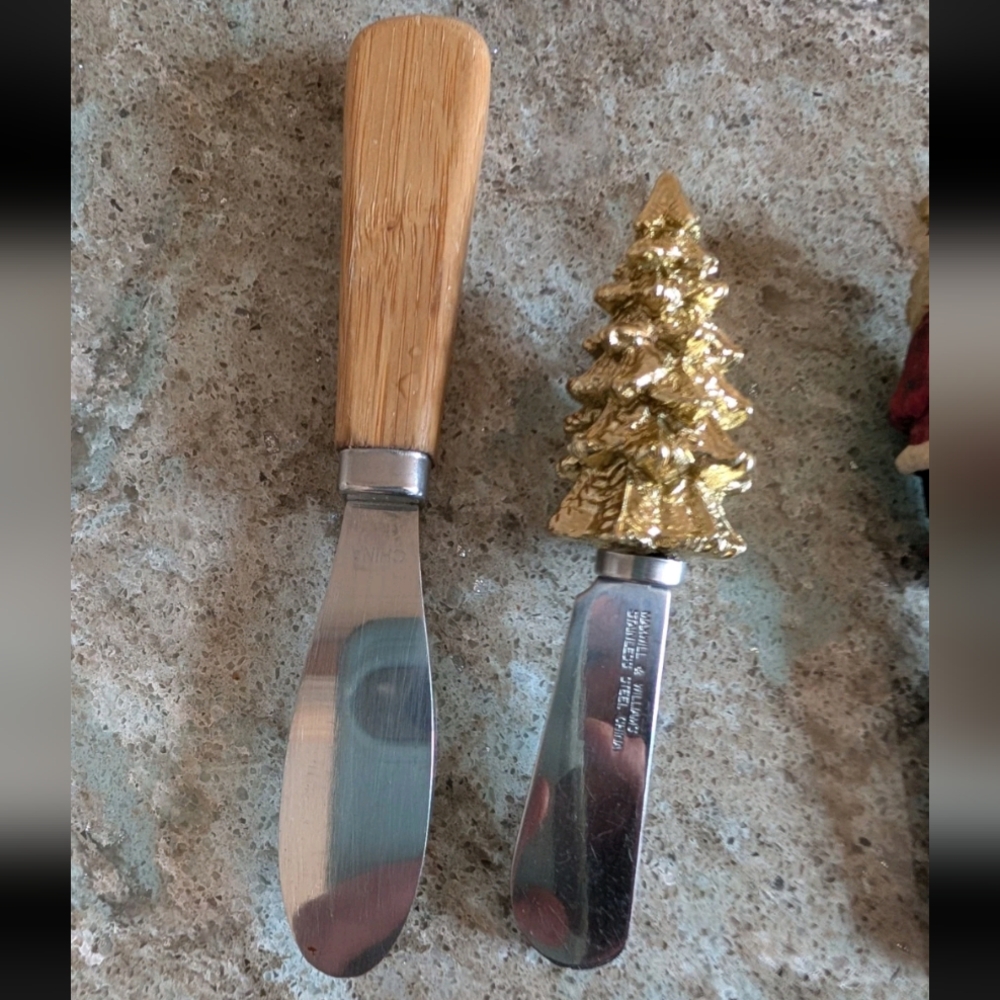 Lot of 7 Misc Cheese Butter Knives Spreaders Christmas Tree Snowman Reindeer SC - Picture 8 of 8